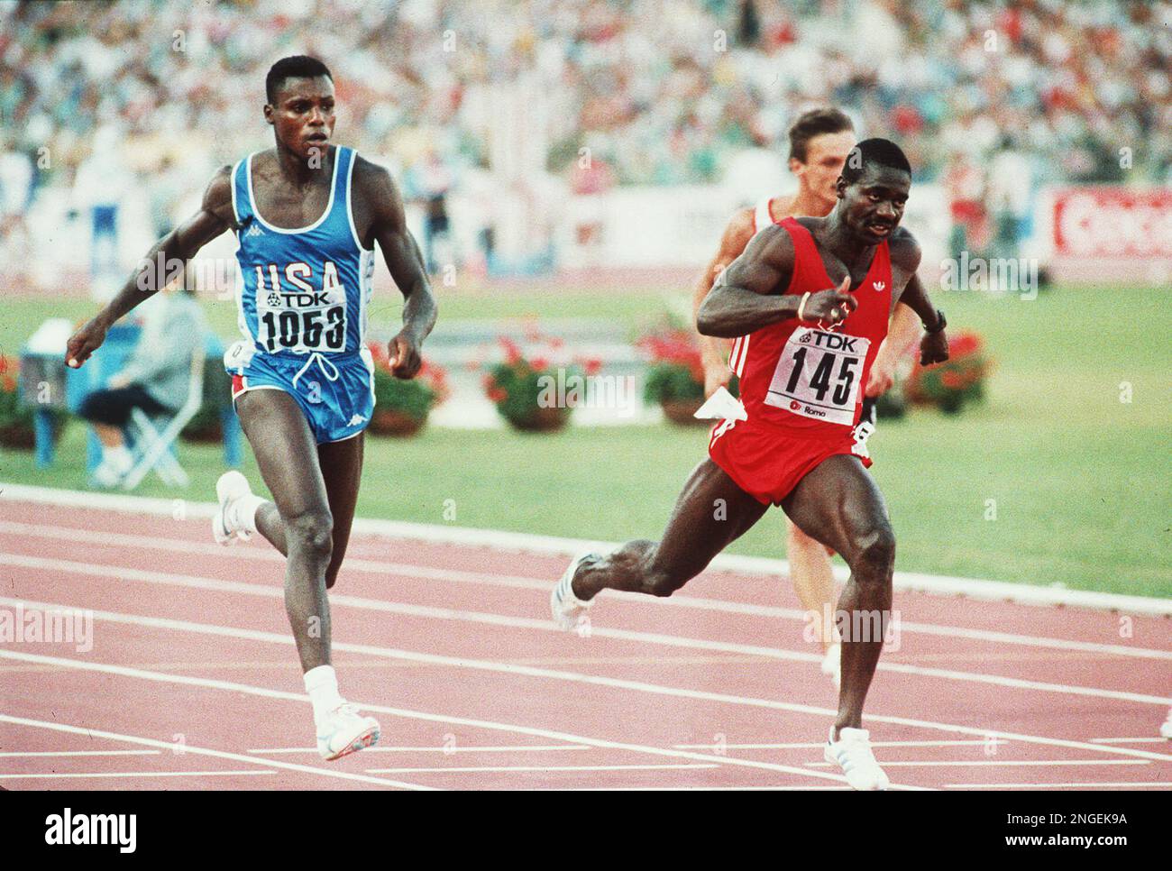 Canadian sprinter Ben Johnson, right, is ahead of Carl Lewis from the United States to win the 100-meter event of the World Track and Field Championships in Rome, Italy, Sunday, August 30, 1987, clocking the new world record time of 9.83 seconds. (AP Photo/Michel Lipchitz) Stockfoto
