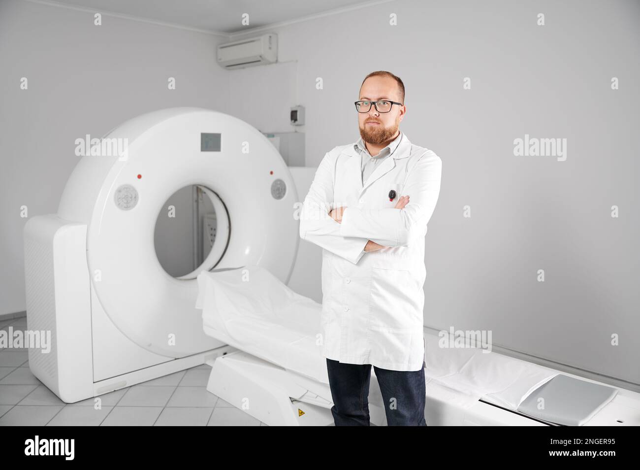 Porträt eines Arztes mit medizinischer Computertomographie oder MRT-Scanner. Konzept der Medizin, des Gesundheitswesens und der modernen Diagnostik. Stockfoto