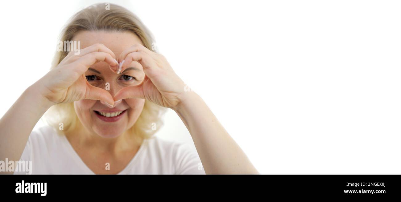 Banner Portrait der schönen asiatischen Frau auf weißem Hemd lächeln und Hand Geste in Herzform zeigt Liebe, Unterstützung für medizinisches Personal, Wohltätigkeit, Spendenkampagne. Weltherztag, Frauengesundheit Stockfoto