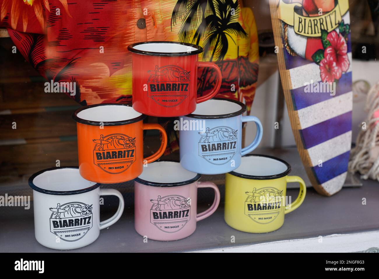 Biarritz , Aquitaine France - 12 02 2023 : biarritz signiert Text Vintage und Logo Marke auf der Tasse Pyramide der Schüsseln farbige Tassen mit Surfen beim Touristen so Stockfoto