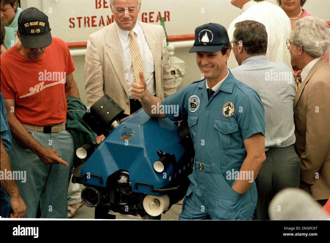 Dr. Robert Ballard of the Woods Hole Oceanographic Institution, Woods Hole, Mass., gives a thumbs up sign upon his return aboard the research vessel Atlantis II from the site of the sunken R.M.S. Titanic, July 28, 1986. Ballard leans on JASON JR., a specially designed underwater robot he used to explore the wreckage of the Titanic at its final resting place 12,500 feet deep in the North Atlantic. (AP Photo/David Tenenbaum) Stockfoto