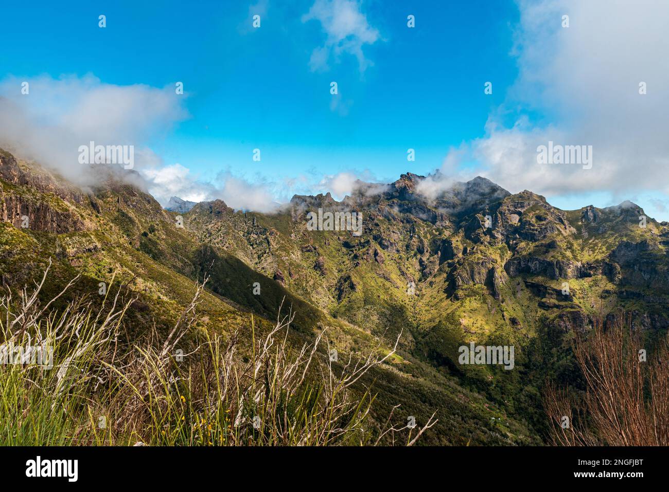 Steile, grüne und felsige Berge auf Madeira - Blick vom Vereda do Encumeada Wanderweg zwischen Encumeada Pass und Pico Ruivo Hügel während der wunderschönen s. Stockfoto