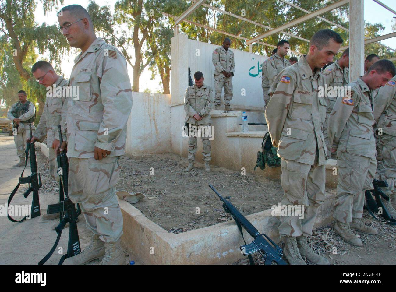 Soldiers of the 3rd Infantry Division pay their respects at a memorial service for Spc. Joel Bertoldie, of Independence, Mo, at the US army base in Habbaniya, Iraq, Sunday July 20, 2003. Bertoldie was killed when a bomb was detonated beneath his vehicle in Fallujah, the Department of Defense said Saturday. (AP Photo/Saurabh Das) Stockfoto