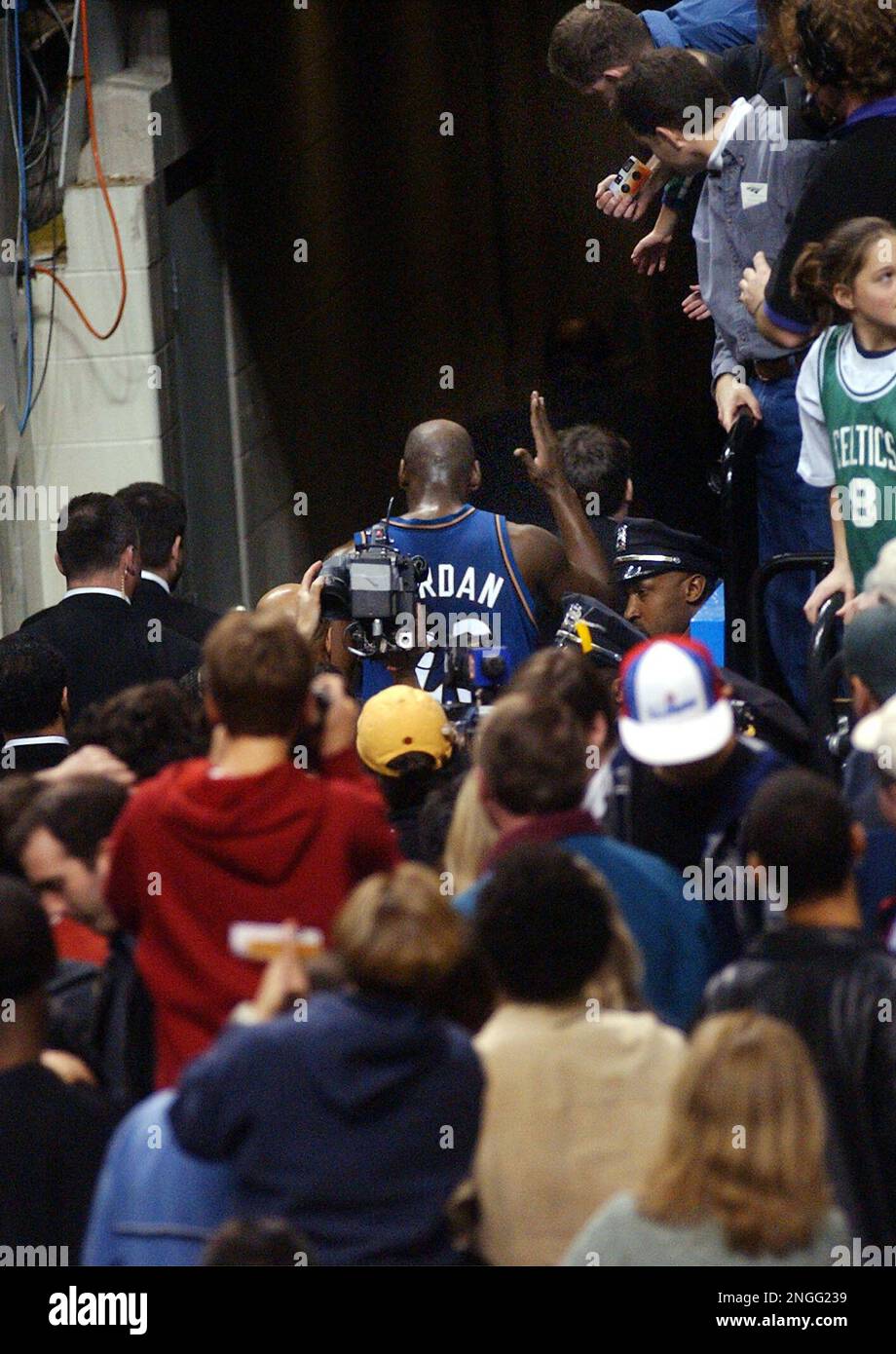 Washington Wizards' Michael Jordan, center, leaves from the floor after the game against Boston Celtics in Boston, Sunday,April 6, 2003. Jordan had 25 points and 13 rebounds as he said goodbye to Boston. The Wizards won 99-98. (AP Photo/Chitose Suzuki) Stockfoto