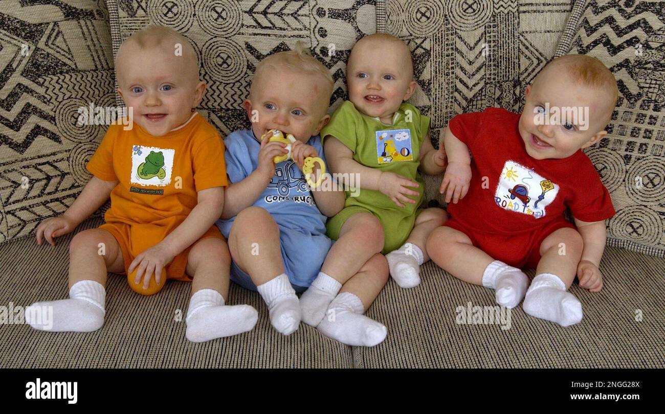 ** ADVANCE FOR APRIL 5-6 ** The Tetrick quadruplets, two sets of identical twins, are seen in their Wichita, Kan. home March 24, 2003. The brothers shown from left; Parker, Peyton, Camden and Christian, were born the day before a set of sextuplets were delivered nearly a year ago in Wichita. (AP Photo/Charlie Riedel) Stockfoto