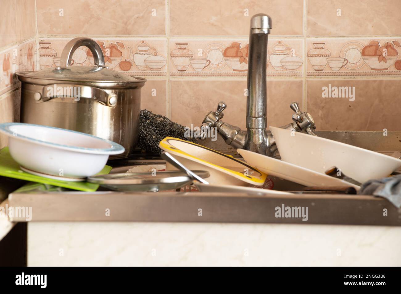Ein Haufen dreckiges Geschirr im Waschbecken in der Küche in der Wohnung Stockfoto
