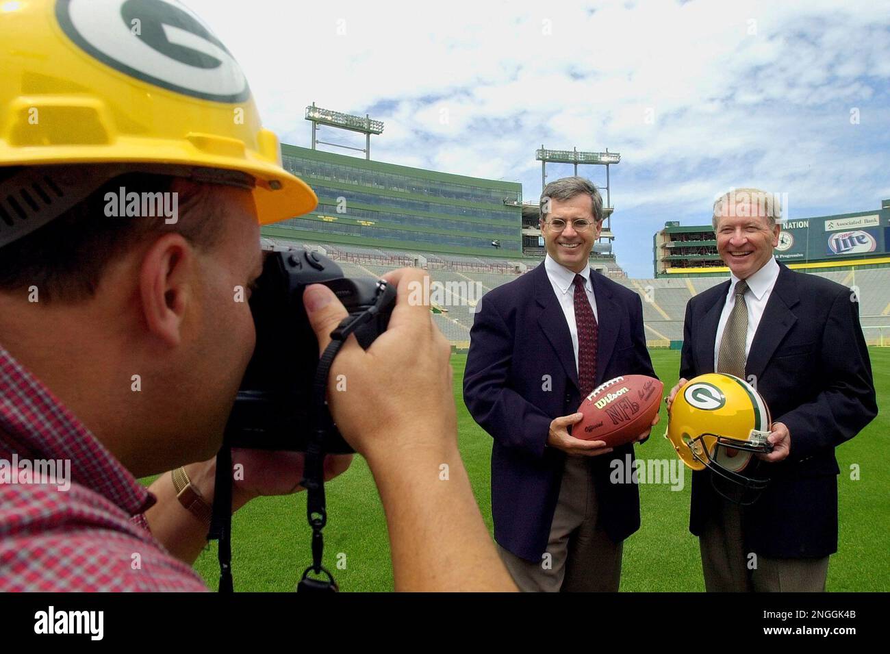 Green Bay Packers President Bob Harlan, right, and Miller Brewing Company President and CEO John Bowlin pose for a picture for Packers photographer Jim Biever on Lambeau Field, Monday, July 22, 2002, in Green Bay, Wis. The Packers were giving a media tour of the progress of the renovation at Lambeau Field. Earlier it was announced that Miller Brewing Company would be the official beer sponsor of the Packers through the 2012 season. (AP Photo/Morry Gash) Stockfoto