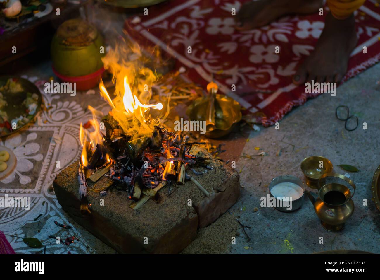 Hindupooja-Ritual Yagya oder Yajna, das ist Feuerzeremonie während der Ehe, Puja und andere religiöse Anlässe gemäß vedic-Traditionen von SAC Stockfoto
