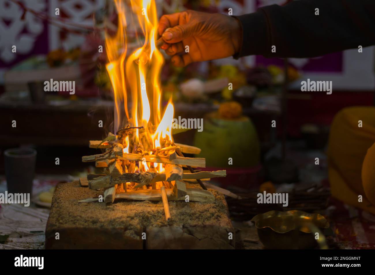 Hindupooja-Ritual Yagya oder Yajna, das ist Feuerzeremonie während der Ehe, Puja und andere religiöse Anlässe gemäß vedic-Traditionen von SAC Stockfoto