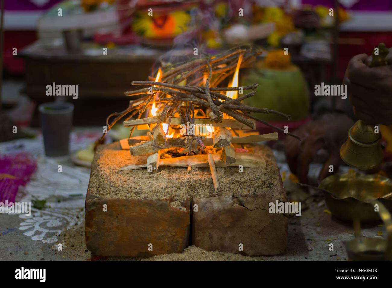 Hindupooja-Ritual Yagya oder Yajna, das ist Feuerzeremonie während der Ehe, Puja und andere religiöse Anlässe gemäß vedic-Traditionen von SAC Stockfoto