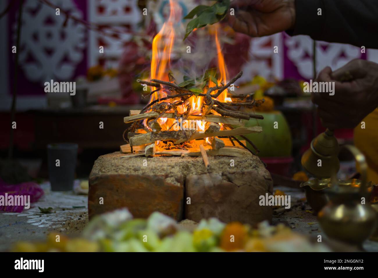 Hindupooja-Ritual Yagya oder Yajna, das ist Feuerzeremonie während der Ehe, Puja und andere religiöse Anlässe gemäß vedic-Traditionen von SAC Stockfoto