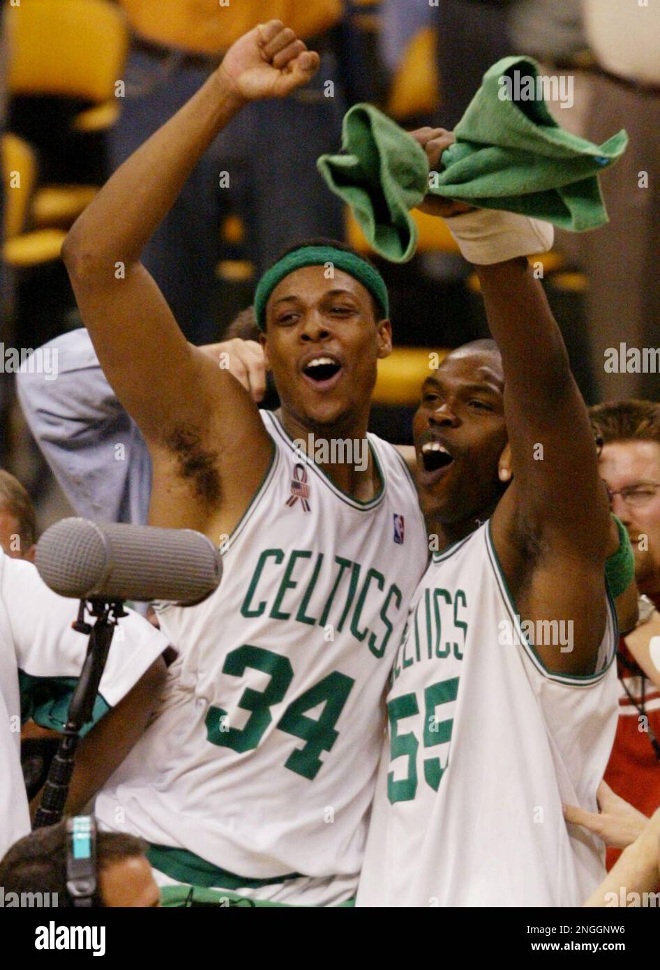 Boston Celtics' Paul Pierce (34) and Eric Williams celebrate after the Celtics beat the New Jersey Nets 94-90 in game three of the Eastern Conference Finals in Boston Saturday, May 25, 2002. Pierce finished with 28 points. (AP Photo/Winslow Townson) Stockfoto