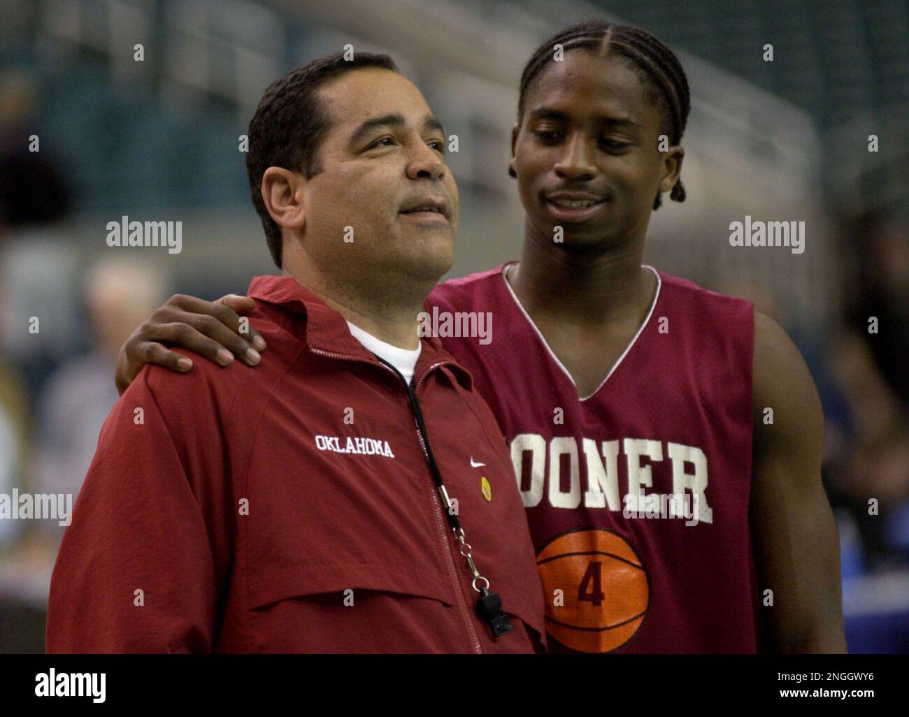 Oklahoma head coach Kelvin Sampson is embraced by Oklahoma center Jabahri Brown during a NCAA Final Four practice session at the Georgia Dome in Atlanta, Ga. Friday, March 29, 2002. Oklahoma will play Indiana in a semifinal game on Saturday. (AP Photo/Dave Martin) Stockfoto