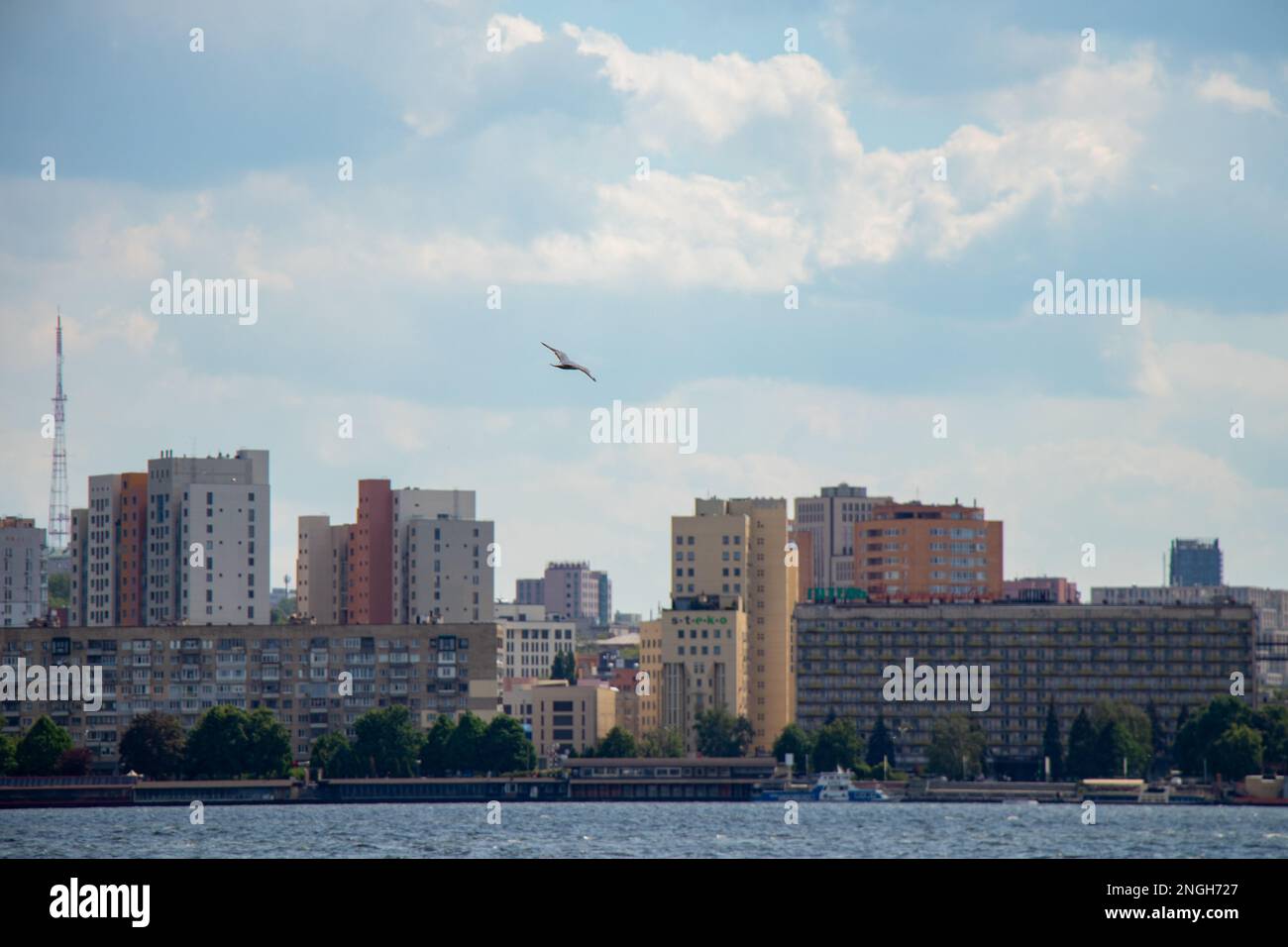 Ukraine, Dnipro - 18. Mai 2020.Dnieper Stadt in der Ukraine vor dem Hintergrund des Dnieper Flusses in den Tagen der Quarantäne Stockfoto