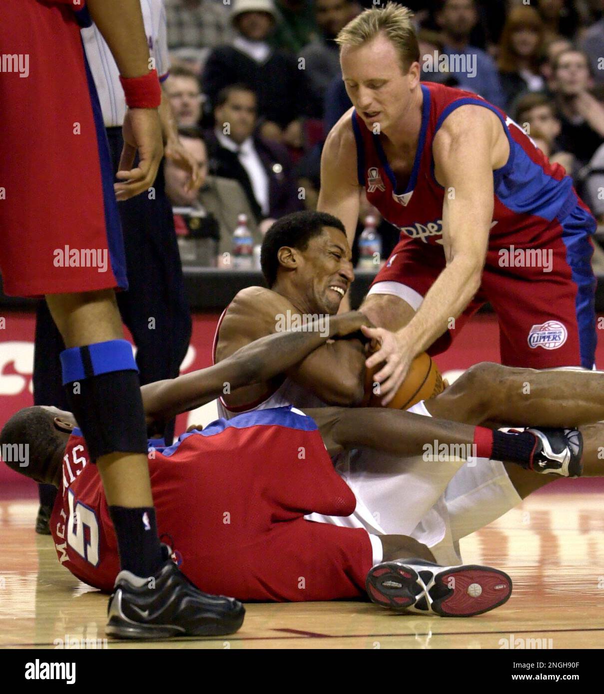 Portland Trail Blazers' Scottie Pippen (33) wrestles for the ball with Los Angeles Clippers' Eric Piatkowski, right and Jeff McGinnis (5) during the first quarter in Portland, Ore., Saturday Jan., 19, 2002. (AP Photo/Greg Wahl-Stephens) Stockfoto