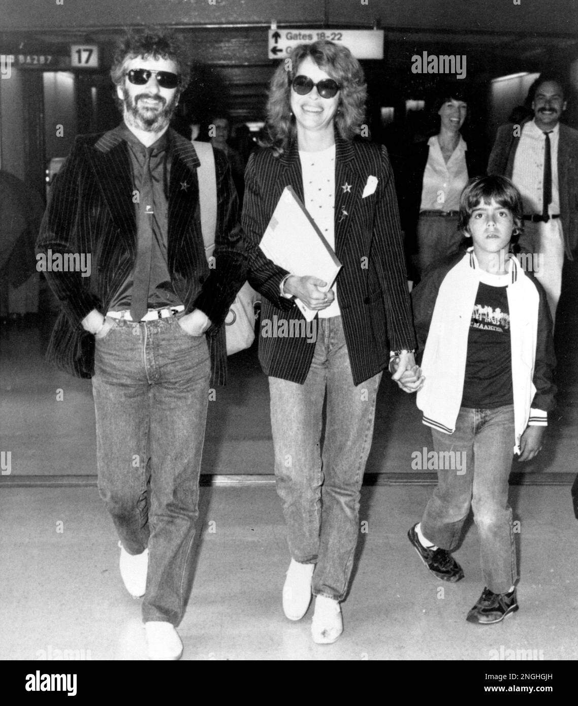 Former Beatle Ringo Starr and is wife, actress Barbara Bach, and her son Johnny are shown at Heathrow Airport, London, England, June 1982. They are returning from Los Angeles, U.S.A., where Starr was promoting his new album. (AP Photo) Stockfoto