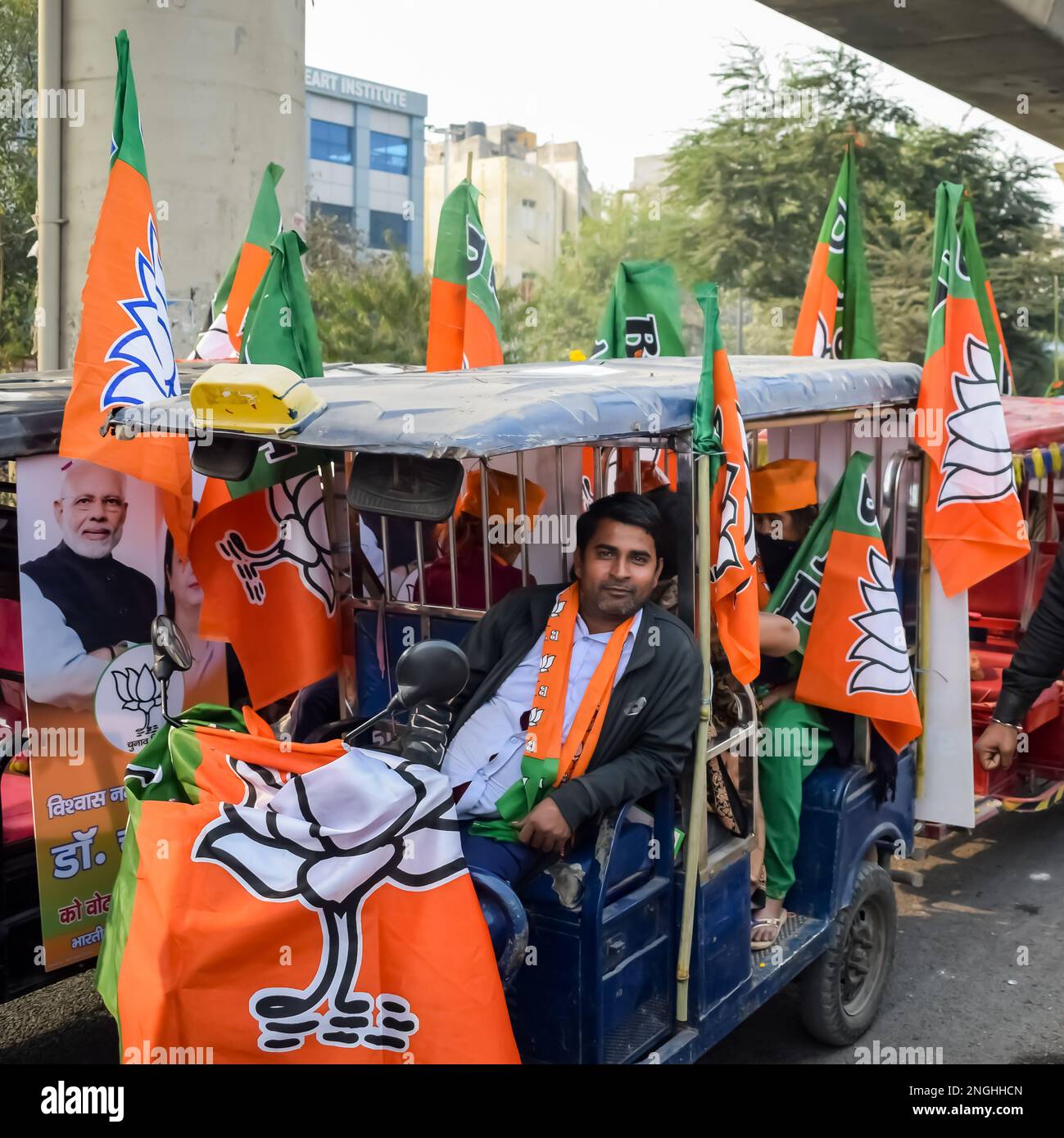 Delhi, Indien, Dezember 02 2022 – Bharatiya Janata Party (BJP)-Unterstützer während der Mega Road Show zur Unterstützung des BJP-Kandidaten Pankaj Luthara, Nomina einzureichen Stockfoto