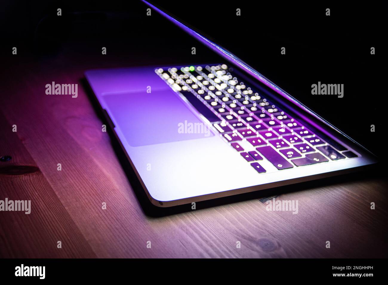 Nächte der Arbeit und des Schlafs vor dem Computer, um Ideen zu sammeln. Stockfoto