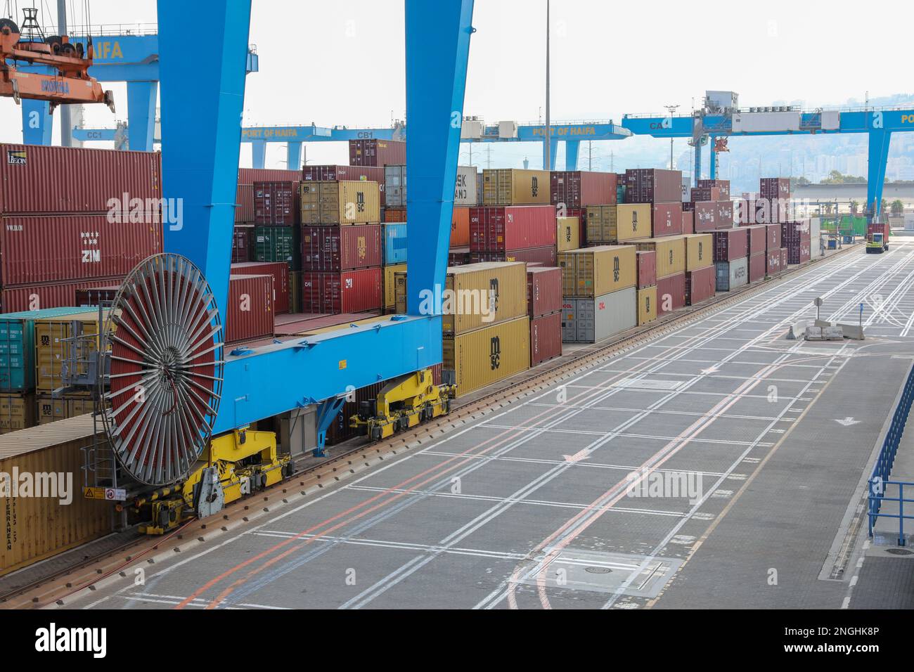 Haifa, Israel - 11. Oktober 2021: Eine leere Straße am Containerterminal im Hafen. Stockfoto