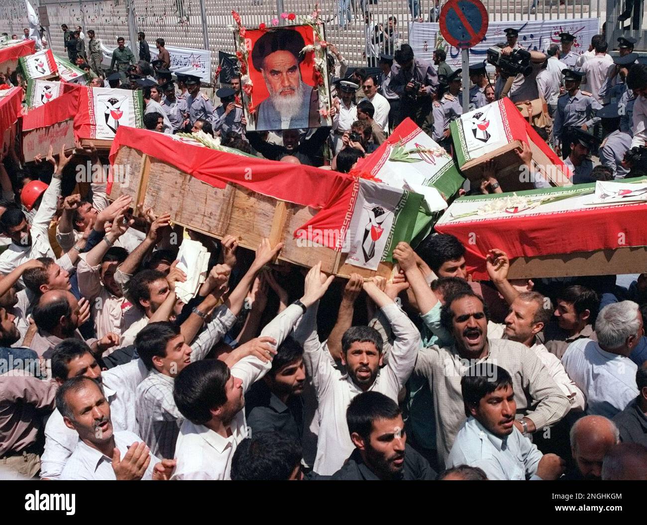 Mourners carry coffins through the streets of Tehran on Thursday, July 7, 1988 during a mass funeral four days after the warship USS Vincennes shot down Iran Air Flt. 655 over the Persian Gulf, killing all 290 people aboard. (AP Photo) Stockfoto