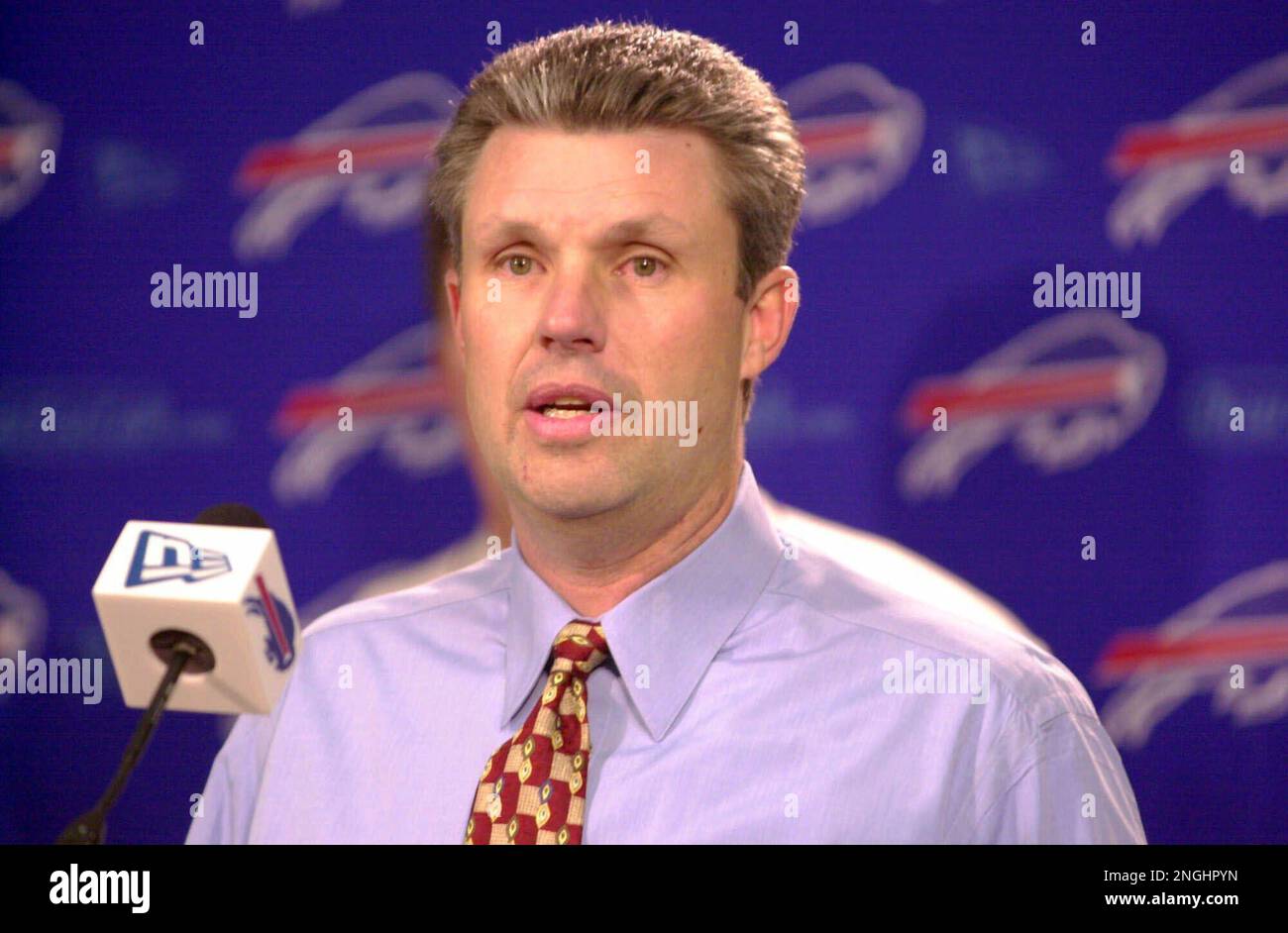 Buffalo Bills coach Gregg Williams announces his offensive coaching staff for the 2001 season during a news conference at the Ralph C. Wilson Stadium complex in Orchard Park, N.Y. on Thursday, Feb. 15, 2001. (AP Photo/Don Heupel) Stockfoto