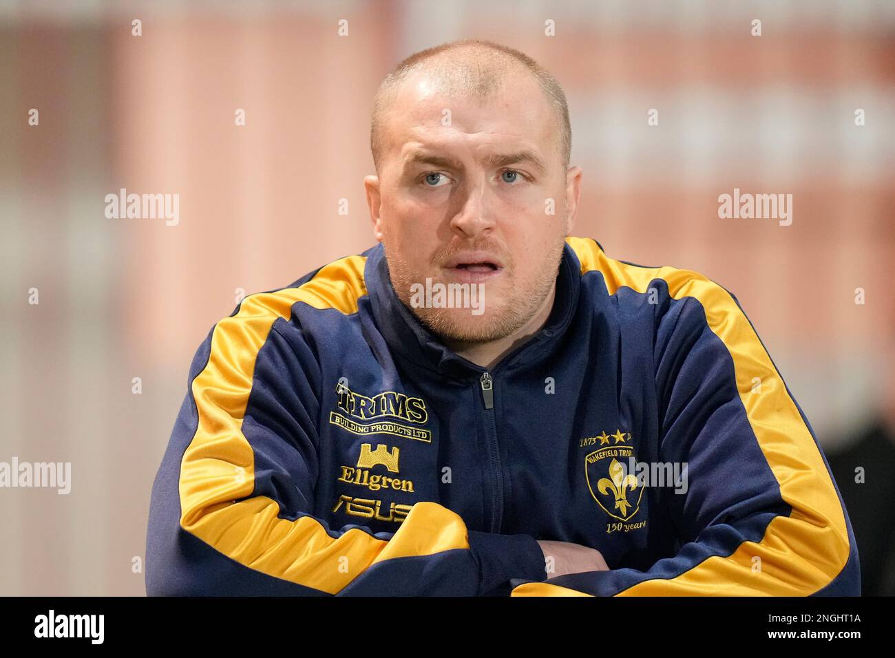 Mark Applegarth Head Coach von Wakefield Trinity beobachtet sein Team beim Aufwärmen vor dem Spiel der Betfred Super League Round 1 Wakefield Trinity vs Catalans Dragons im Be Well Support Stadium, Wakefield, Großbritannien, 17. Februar 2023 (Foto von Steve Flynn/News Images) Stockfoto