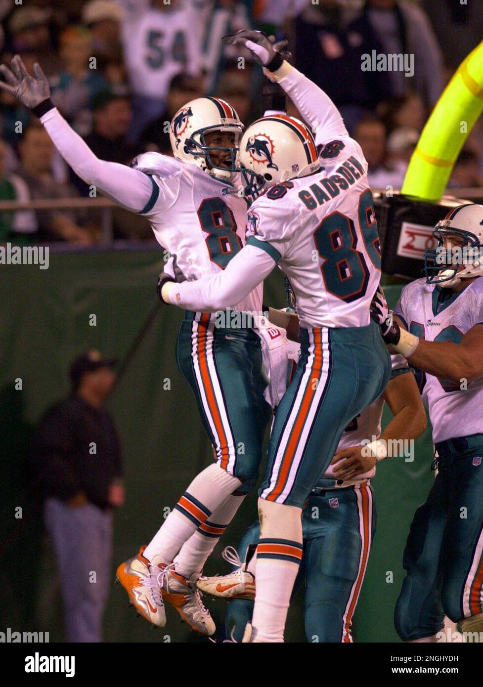 Miami Dolphins wide receiver Leslie Shepherd, left, and teammate Oronde Gadsden (86) celebrate after Shepherd's 42-yard touchdown during the first quarter against the New York Jets Monday, Oct. 23, 2000, in East Rutherford, N.J. (AP Photo/Bill Kostroun) Stockfoto