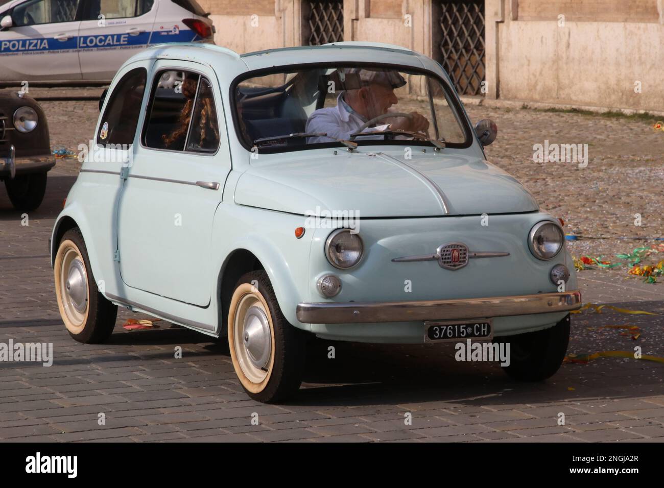 Modena, Italien, Februar 2023, der alte Fiat 500, öffentliche Parade von Oldtimern durch die Straßen der Stadt Stockfoto