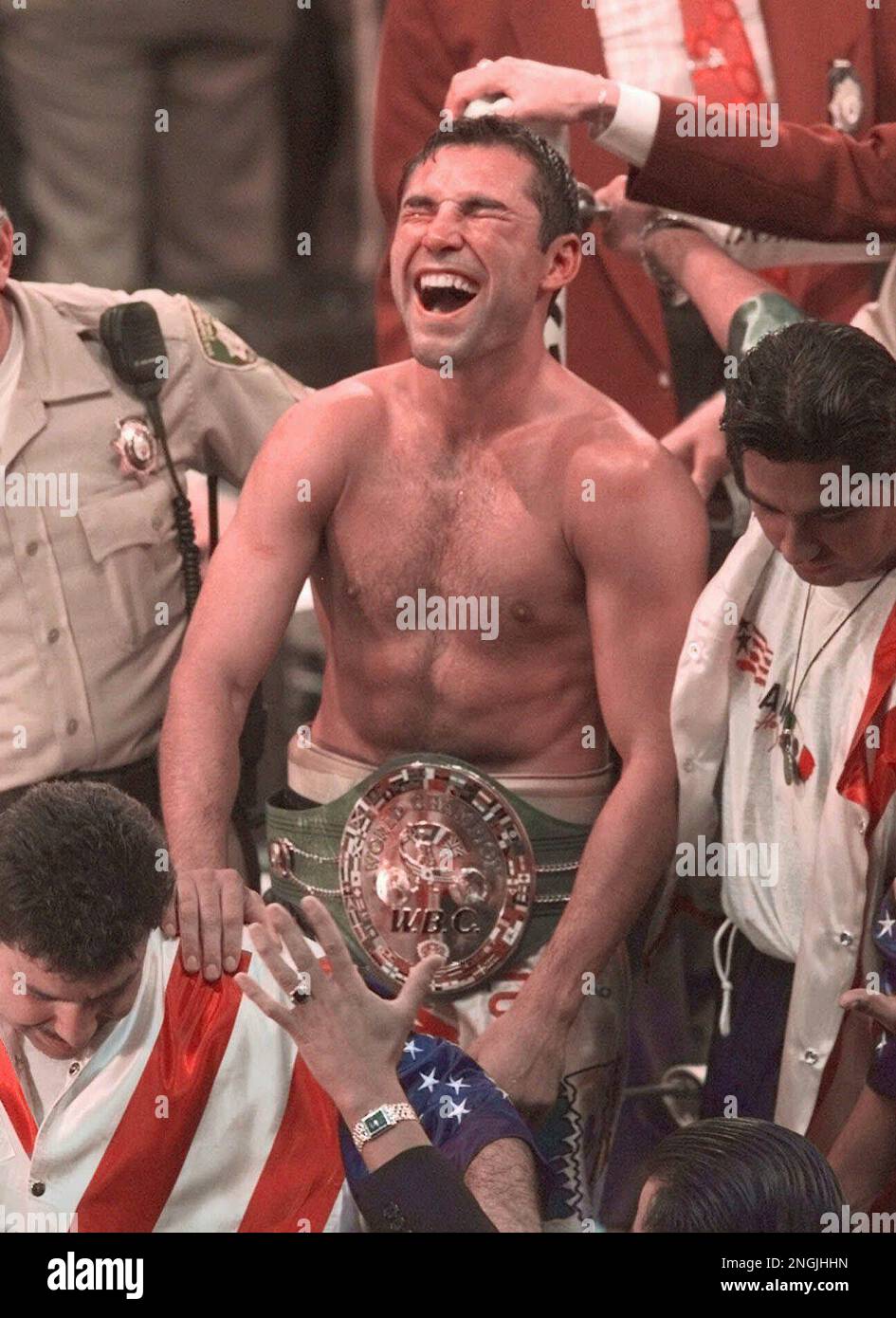 Oscar De La Hoya celebrates his win over Julio Cesar Chavez in their World Boxing Council welterweight championship bout at the Thomas & Mack Center in Las Vegas, Friday Sept. 18, 1998. (AP Photo/Reed Saxon) Stockfoto