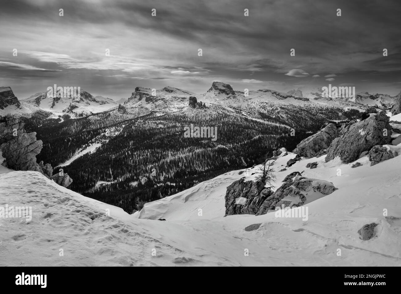 Cinque Torri in der Nuvolao Group Mountain Range – Schwarzweiß-Winterlandschaft Stockfoto