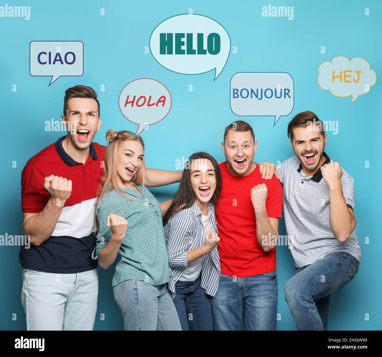 Glückliche Menschen und Darstellung von Sprechblasen mit dem Wort „Hallo“ in verschiedenen Sprachen auf hellblauem Hintergrund Stockfoto