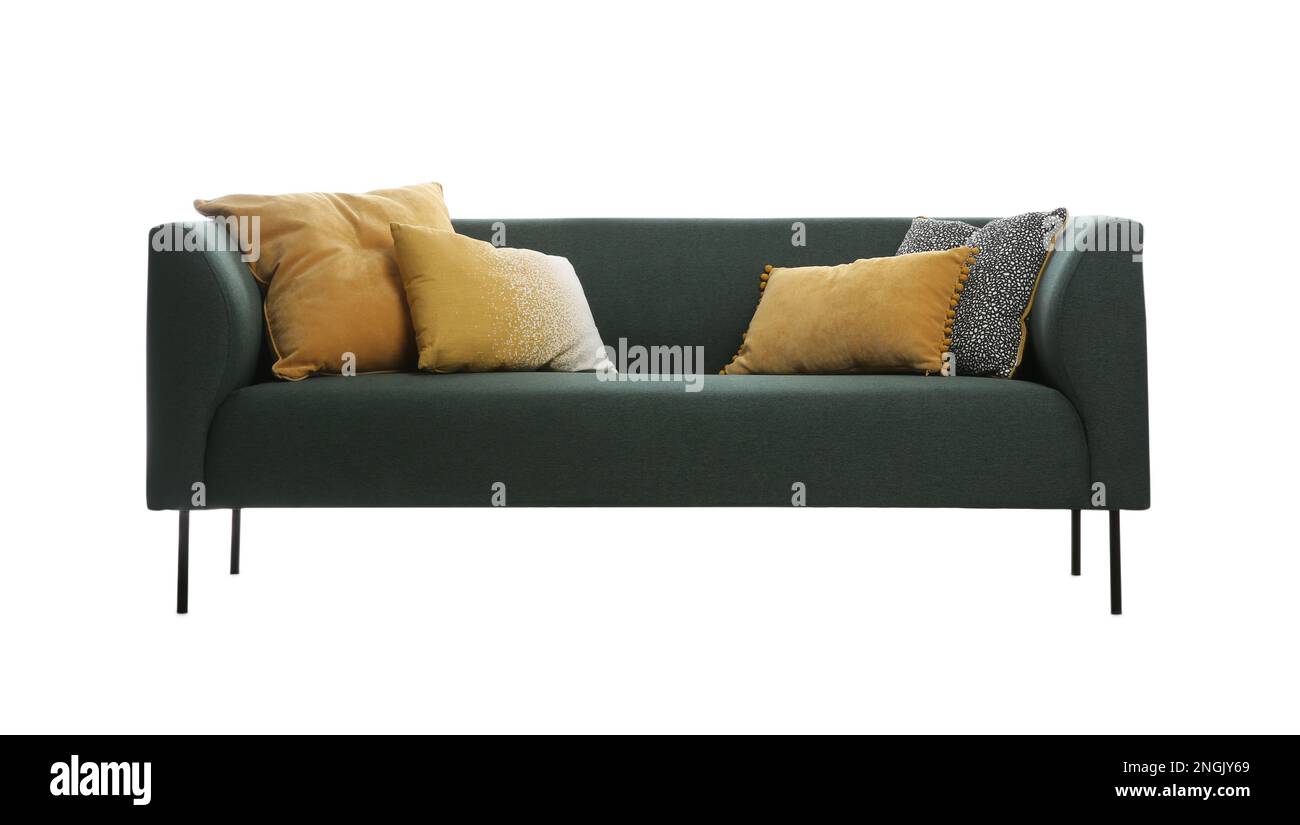 Komfortables grünes Sofa mit isolierten weißen Kissen. Wohnzimmermöbel Stockfoto