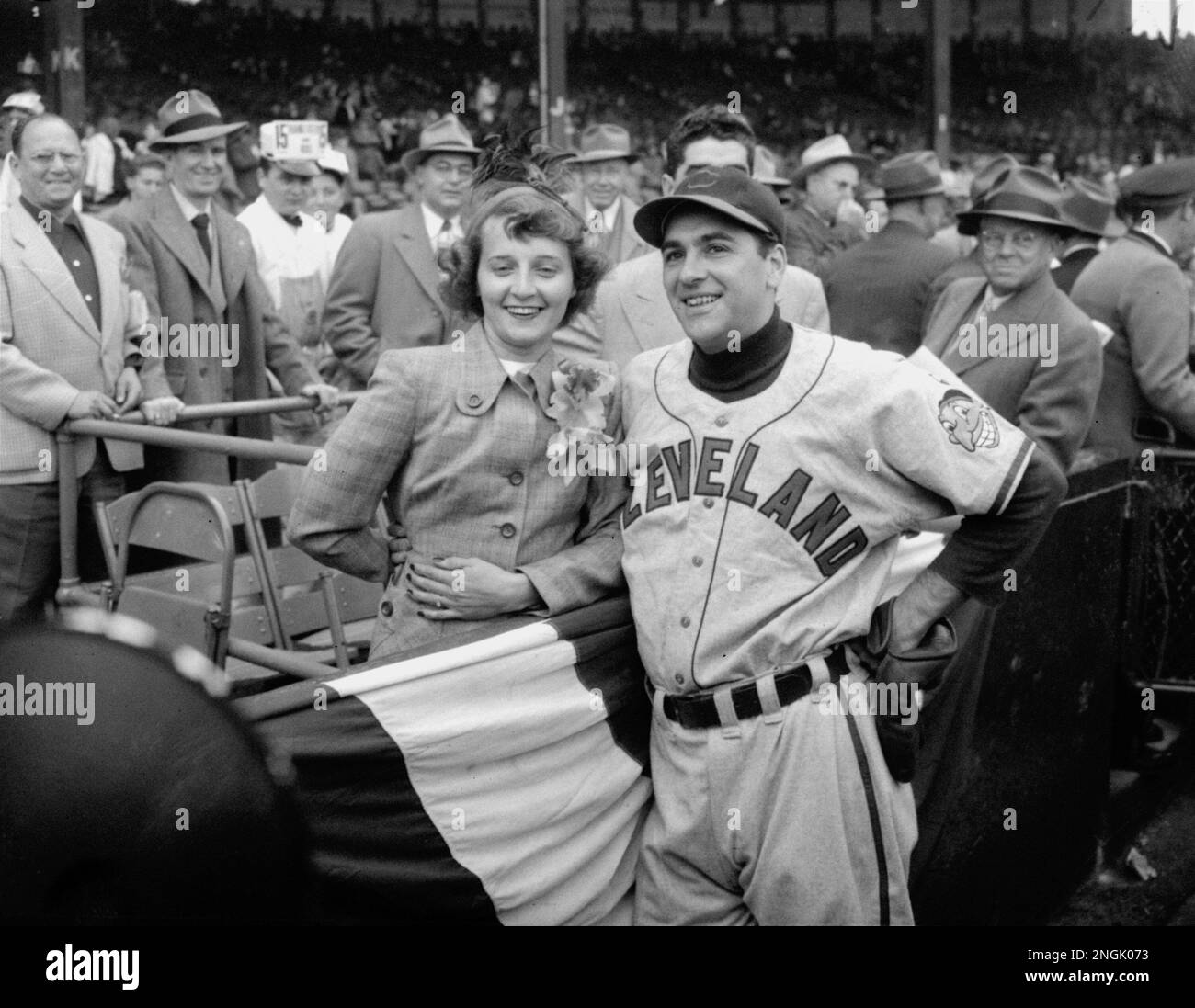 Lou Boudreau and his wife are shown in Boston during the first game of the World Series against the Braves on October 6, 1948. (AP Photo/stf) Stockfoto