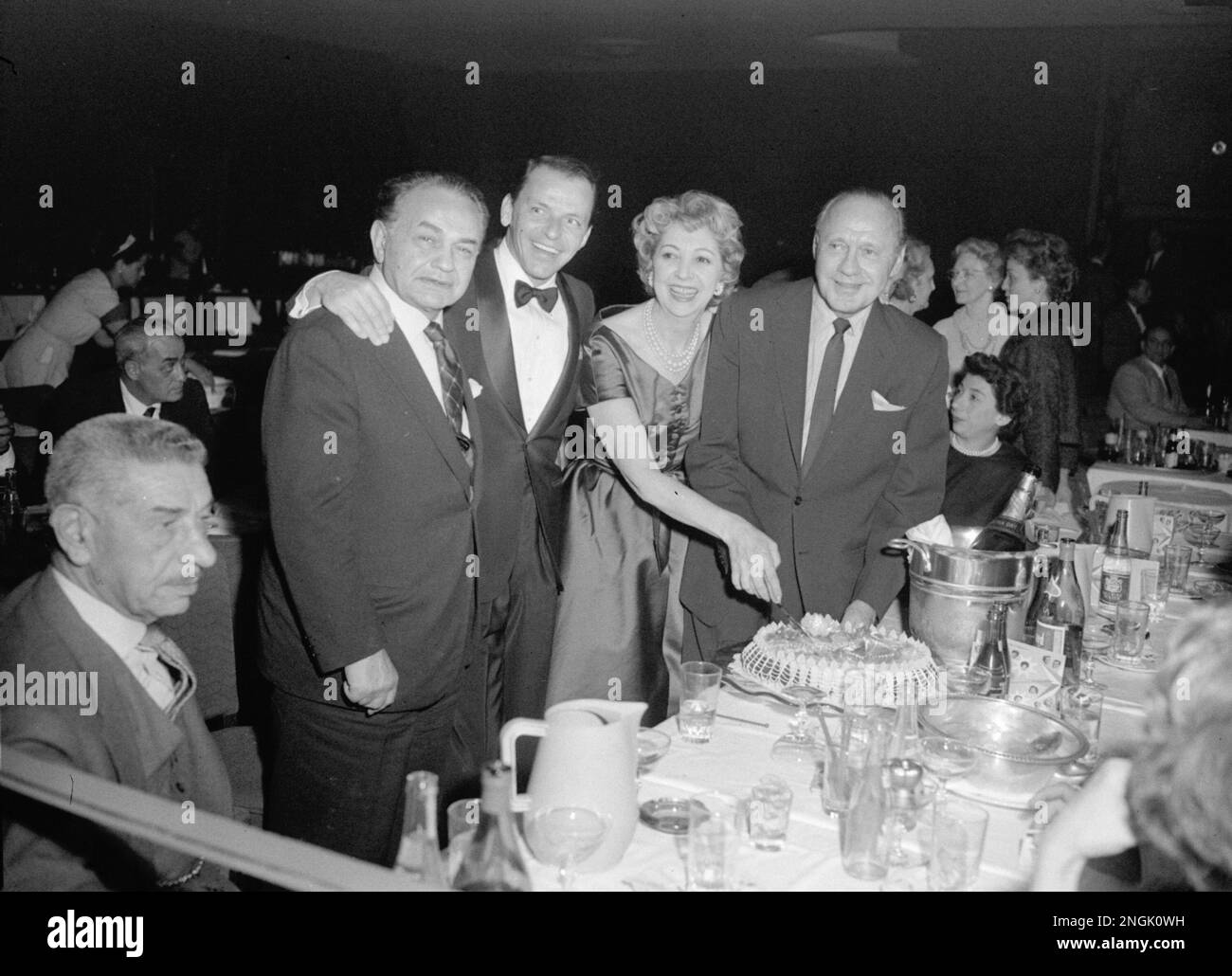 Shown at the Sands Hotel in Las Vegas on January 31, 1959, celebrating their 32nd wedding anniversary are Mary and Jack Benny. At left is actor Edward G. Robinson, and second from left is Frank Sinatra, who is appearing at the Sands. (AP Photo) Stockfoto