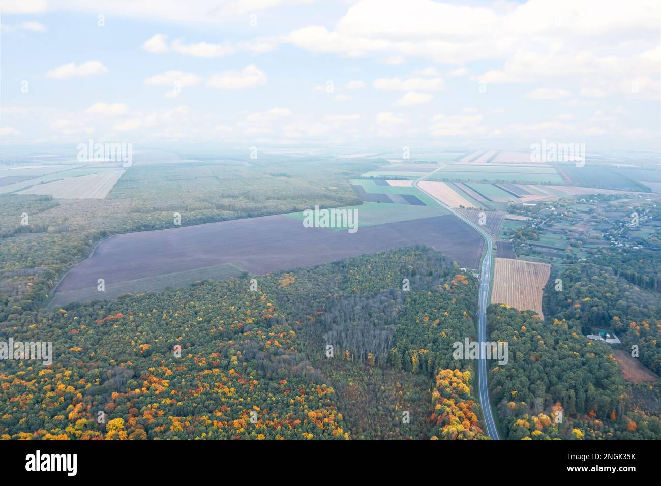 Blick aus der Vogelperspektive auf die wunderschönen Herbstwälder und landwirtschaftlichen Felder Stockfoto