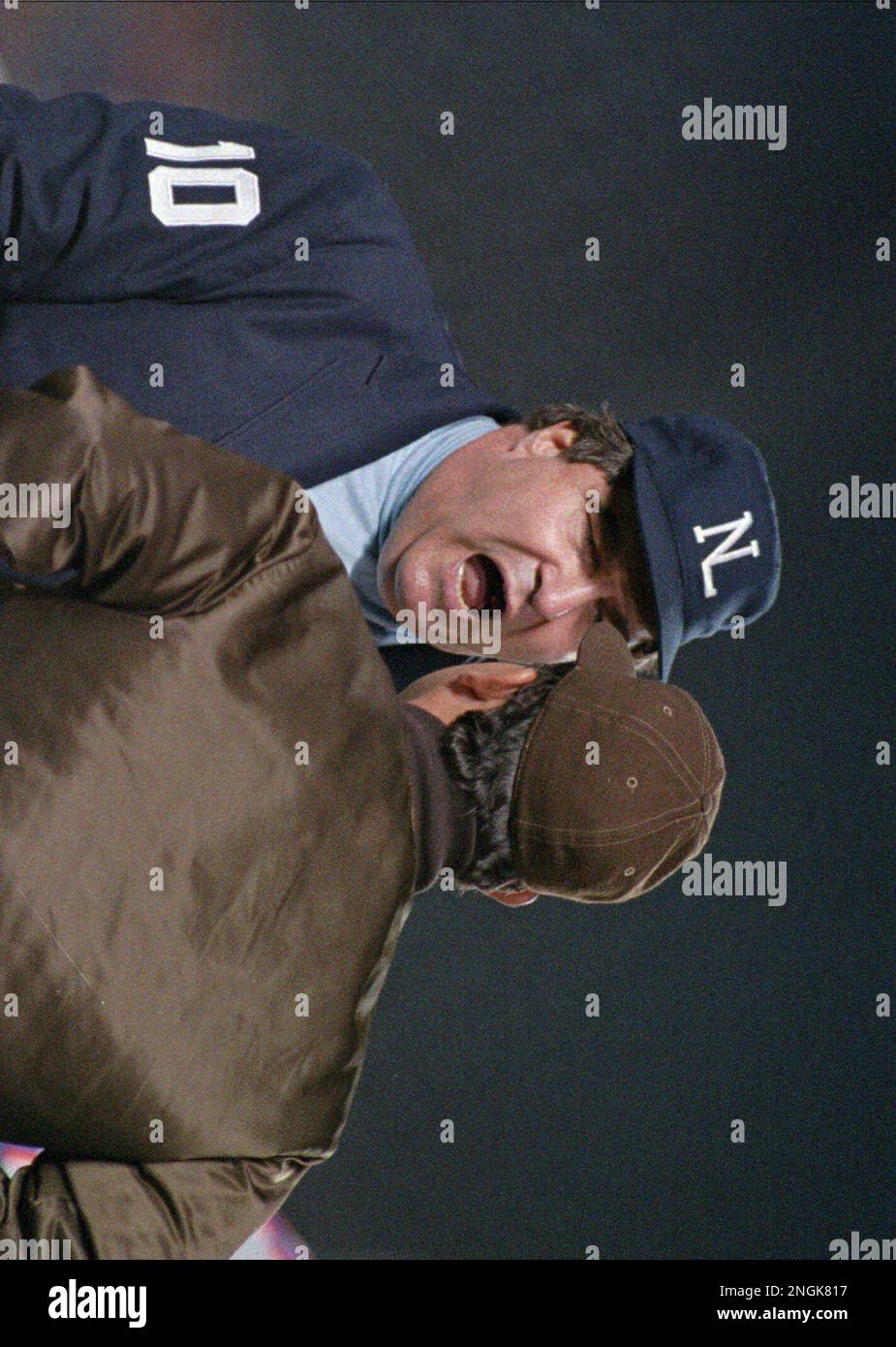Umpire John McSherry, left, argues with former San Diego Padres' manager Larry Bowa during a game May 17, 1988 in San Diego. McSherry suffered a fatal heart attack while umpiring the opening day game Monday April 1, 1996 in Cincinnati. (AP Photo/Lenny Ignelzi) Stockfoto