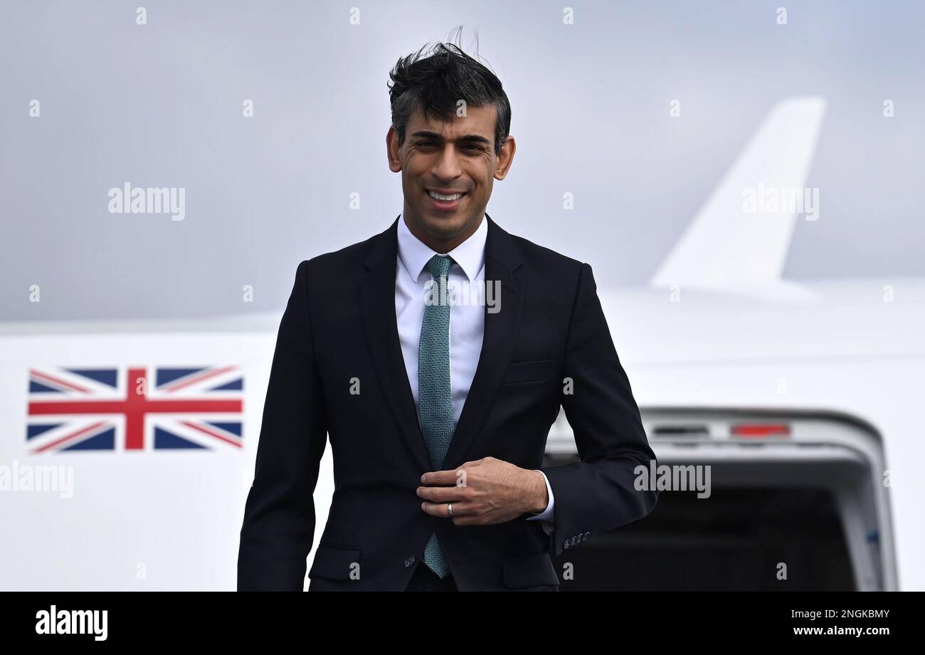 Premierminister Rishi Sunak steigt nach der Ankunft am Flughafen in München aus seinem Flugzeug, um an der Münchner Sicherheitskonferenz in Deutschland teilzunehmen. Der Premierminister wird eine Rede halten und sich mit einer Reihe von führenden Politikern der Welt auf dem Gipfel treffen. Außerdem wird er am Rande der Konferenz mit der Präsidentin der Europäischen Kommission, Ursula von der Leyen, zusammentreffen, um über eine Einigung zur Festlegung des Nordirland-Protokolls zu sprechen. Foto: Samstag, 18. Februar 2023. Stockfoto