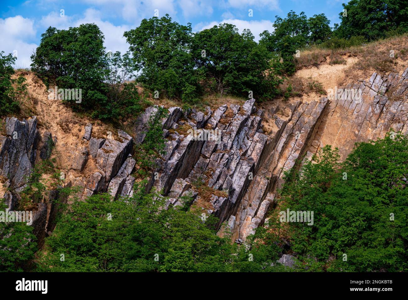 Fantastischer geologichaler Park mit Klippen und Aussichtsturm aus der Vogelperspektive. Das ist in Baranya Graf Süd-Ungarn. Es war eine Steinmine in der Vergangenheit Stockfoto