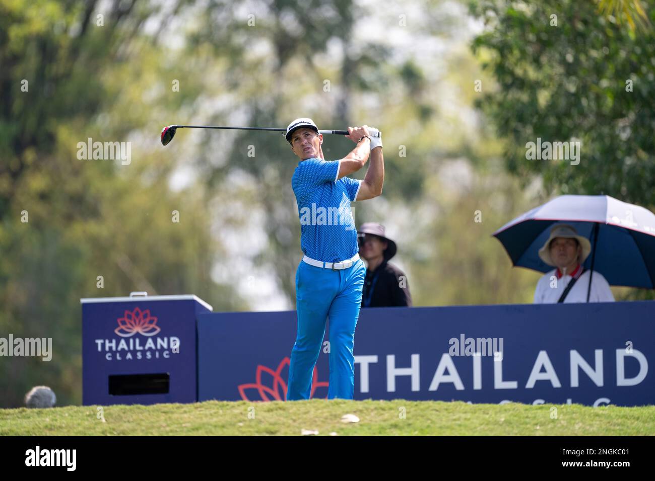 Chonburi, THAILAND. 18. Februar 2023. Thorbjorn Olesen aus DÄNEMARK schlägt bei Loch 9 während der 3. Runde des DP World Thailand Classic im Amata Spring Country Club in Chonburi, THAILAND, ab. Olesen würde mit einer acht-unter-64 abschließen und nach drei Runden bei 18-unter anführen. Kredit: Jason Butler/Alamy Live News. Stockfoto