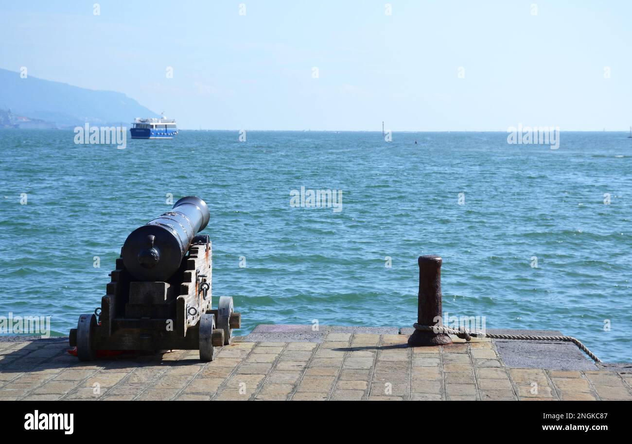 Alte Kanone am Meer im Hafen von La Spezia Stockfoto