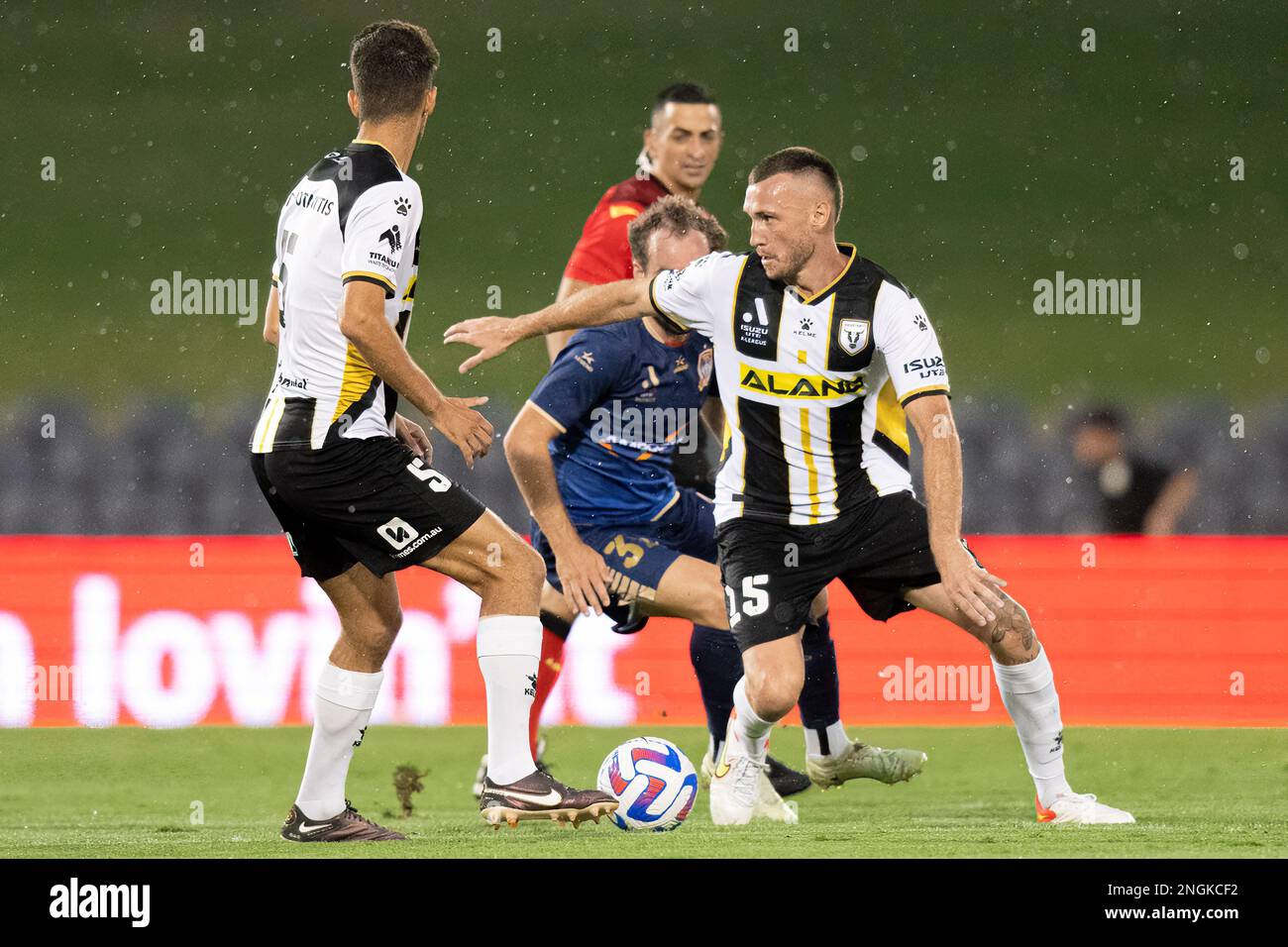 Sydney, Australien. 18. Februar 2023. Aleksandar Susnjar vom MacArthur FC kontrolliert den Ball während des A-League-Männerspiels in der 17. Runde zwischen dem MacArthur FC und den Newcastle Jets im Campbelltown Stadium am 18. Februar 2023 in Sydney, Australien. (Foto : Izhar Khan) BILD NUR ZUR REDAKTIONELLEN VERWENDUNG - KEINE KOMMERZIELLE VERWENDUNG Kredit: Izhar Ahmed Khan/Alamy Live News/Alamy Live News Stockfoto