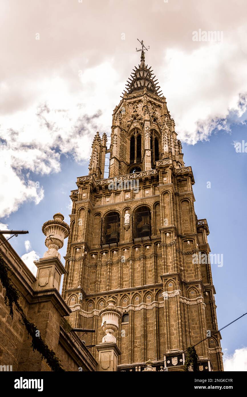 Detail des Glockenturms der Kathedrale von Toledo (Primatskathedrale der Heiligen Maria). Toledo, Castilla La Mancha, Spanien Stockfoto