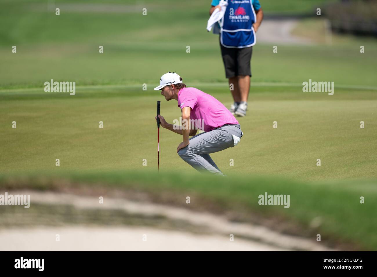 Chonburi, THAILAND. 18. Februar 2023. Nicolai Hojgaard aus DÄNEMARK setzt während der 3. Runde im Amata Spring Country Club in Chonburi, THAILAND, den DP World Thailand Classic auf Platz 8. Hojgaard schließt mit einer 64 unter acht, um nach drei Runden den zweiten Platz bei 16-under einzunehmen. Kredit: Jason Butler/Alamy Live News. Stockfoto