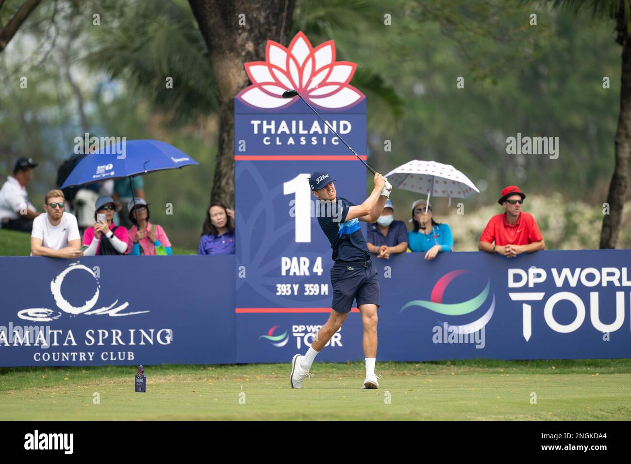 Chonburi, THAILAND. 18. Februar 2023. Yannik Paul aus DEUTSCHLAND holt sich während der 3. Runde beim DP World Thailand Classic im Amata Spring Country Club in Chonburi, THAILAND, den Abschlag bei Loch 1 16. Nach drei Runden erzielte Paul einen Anteil von sechs bis 66. Kredit: Jason Butler/Alamy Live News. Stockfoto