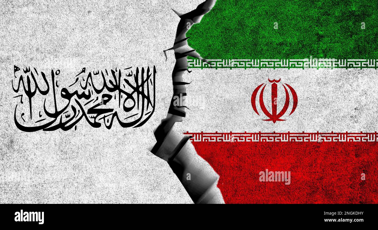 Iranische und afghanische Flaggen an einer gerissenen Mauer. Beziehungen zum Iran und zu den Taliban. Taliban und Iran Flaggen zusammen Stockfoto