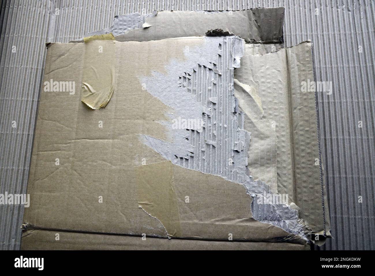 Verpackung aus Wellpappe, zerrissen, um abstrakte strukturierte Muster zu bilden. Stockfoto