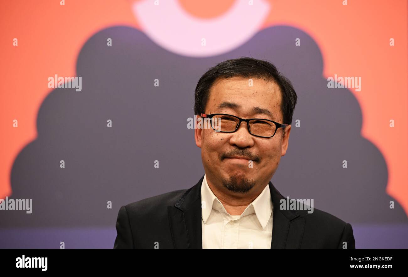 Berlin, Deutschland. 18. Februar 2023. Wang Hongwei, Schauspieler, kommt zur Pressekonferenz für den Film „Bai Ta Zhi Guang“ (der schattenlose Turm) im Berlinale. Der Film wird auf der Berlinale Special Gala gezeigt. Das internationale Filmfestival 73. findet bis zum 26. Februar 2023 statt. Kredit: Jens Kalaene/dpa/Alamy Live News Stockfoto