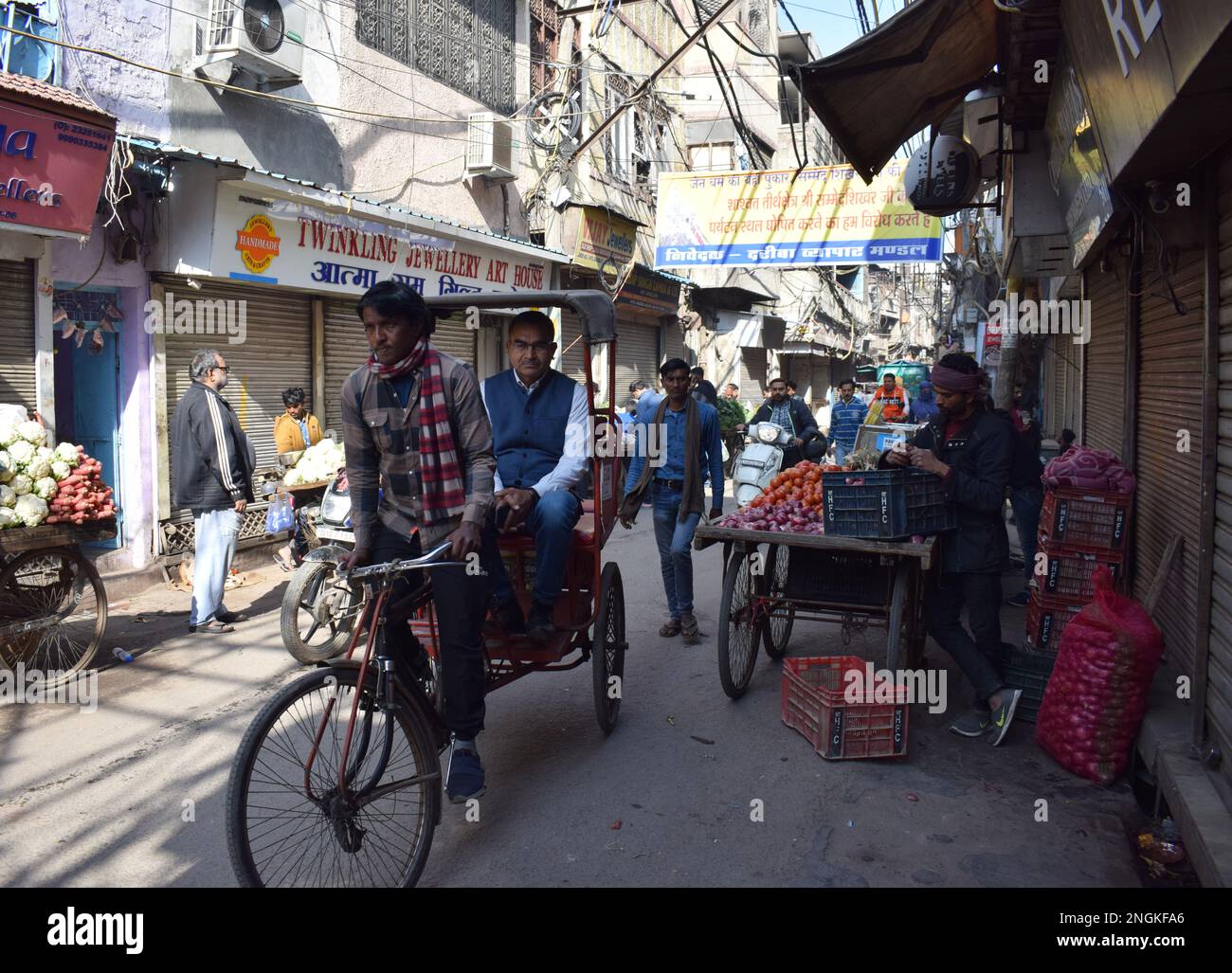 Ein Tuktuk mit einem männlichen Passagier, der in den engen Gassen von Alt-Delhi geritten wird Stockfoto