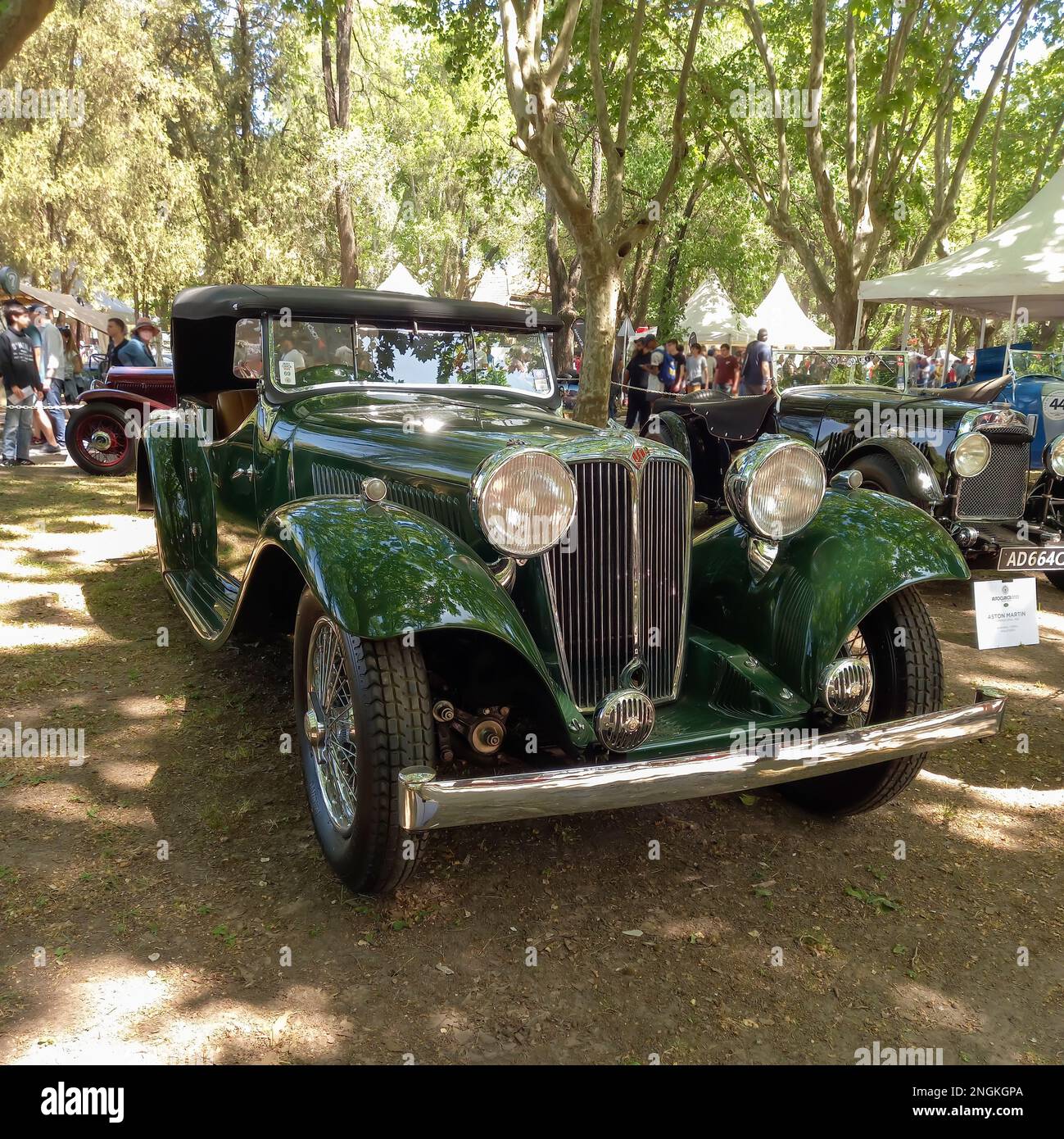 Altes Jaguar SS1 Open Tourer Cabriolet 1936 unter den Bäumen. Autoclasica 2022 Oldtimer-Show. Vorderansicht. Kühlergrill Stockfoto