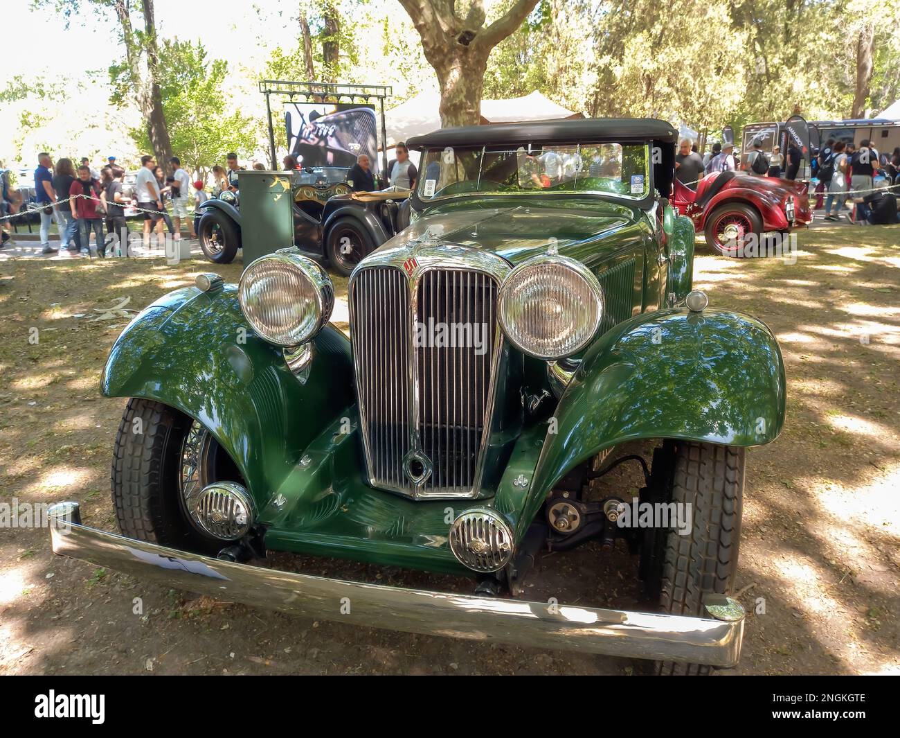 Altes Jaguar SS1 Open Tourer Cabriolet 1936 unter den Bäumen. Autoclasica 2022 Oldtimer-Show. Vorderansicht. Kühlergrill Stockfoto